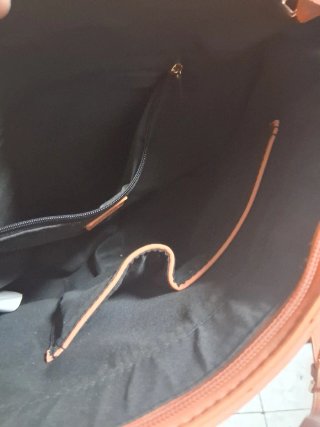Bolso de mano color salmon con cadena dorada