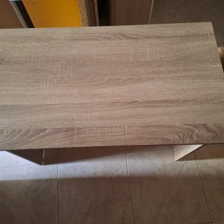 Escritorio de madera marrón