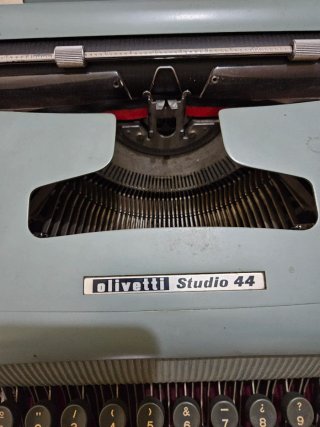 Máquina de escribir Olivetti Studio 44