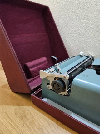 Máquina de escribir Olivetti Studio 44