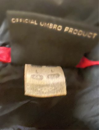 Abrigo Umbro Acolchado Negro y Rojo