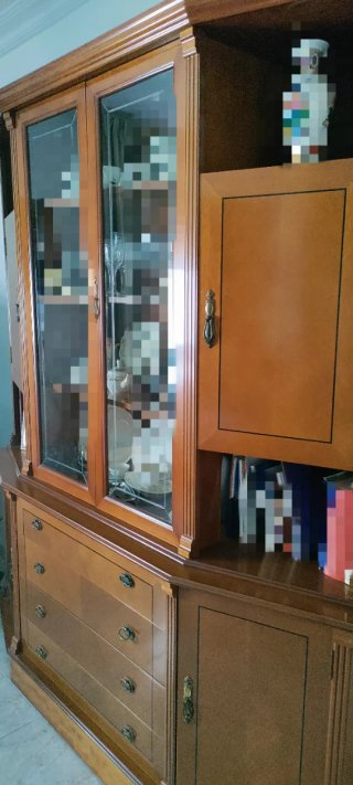 Mueble comedor clásico de madera y cristal