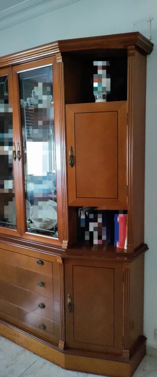 Mueble comedor clásico de madera y cristal