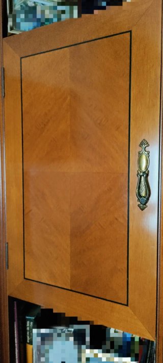 Mueble comedor clásico de madera y cristal