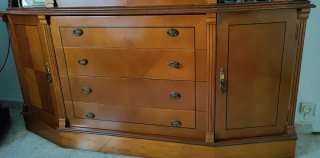 Mueble comedor clásico de madera y cristal