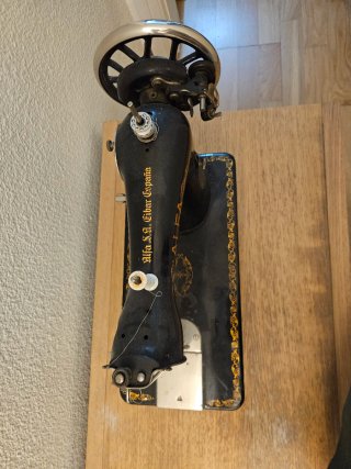 Máquina de coser Alfa antigua