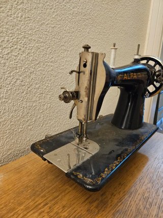 Máquina de coser Alfa antigua