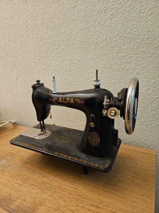 Máquina de coser Alfa antigua