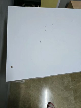 Mesa de escritorio blanca con cajones