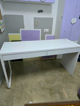 Mesa de escritorio blanca con cajones