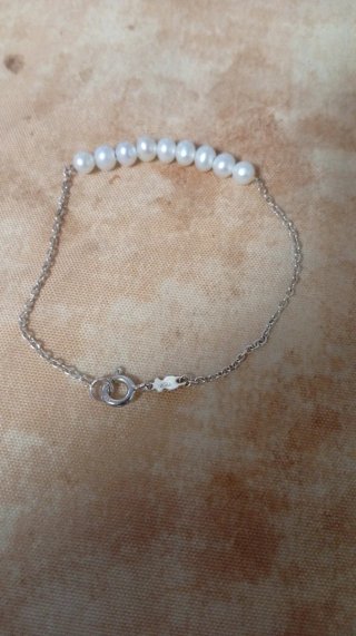 Pulsera con perlas blancas