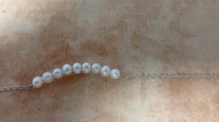 Pulsera con perlas blancas
