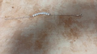 Pulsera con perlas blancas