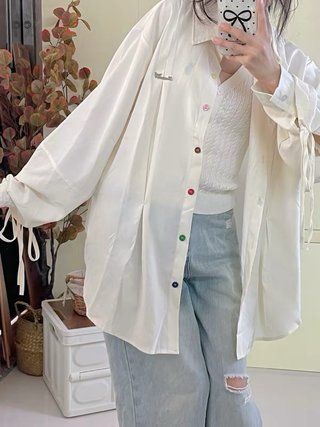 Camisa oversize beige con botones de colores