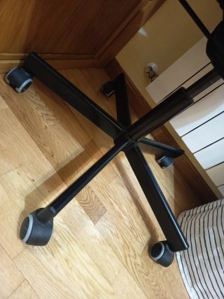 Silla de escritorio negra con ruedas