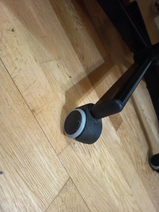 Silla de escritorio negra con ruedas