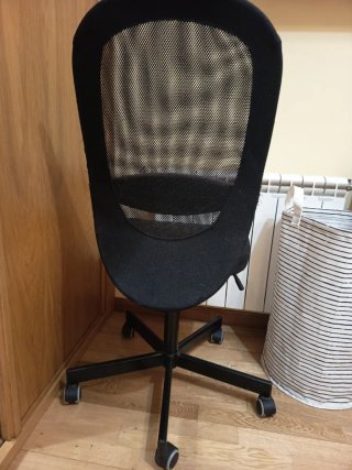 Silla de escritorio negra con ruedas