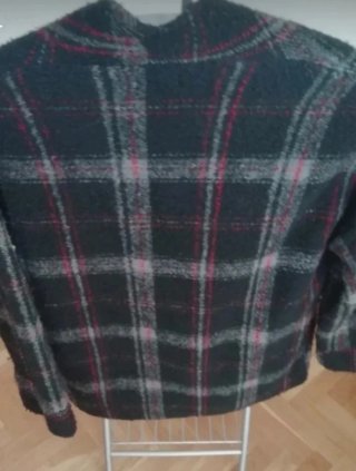 Chaqueta Bershka cuadros gris y rojo