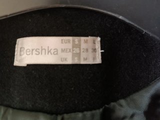 Abrigo Bershka Negro Talla S