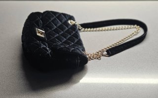 Bolso pequeño de terciopelo negro