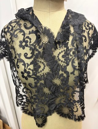Mantilla o tocado de encaje negro forma de rombo