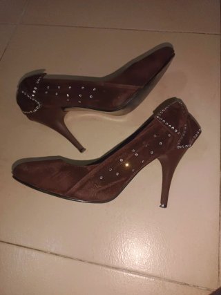 Zapatos de tacón marrones con adornos (oferta)