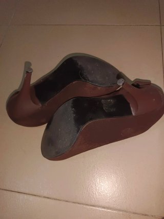 Zapatos de tacón marrones con adornos (oferta)