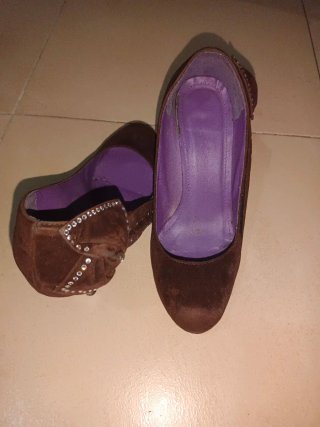 Zapatos de tacón marrones con adornos (oferta)