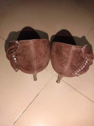 Zapatos de tacón marrones con adornos (oferta)