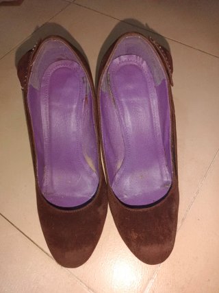 Zapatos de tacón marrones con adornos (oferta)