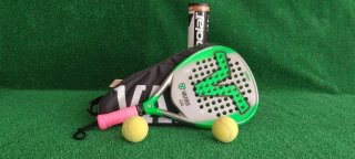 Pala de pádel Vairo con funda.