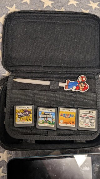 Nintendo 2DS XL con 4 juegos y cargador con funda