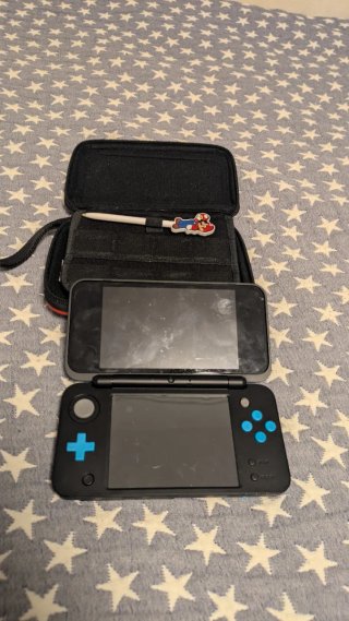 Nintendo 2DS XL con 4 juegos y cargador con funda