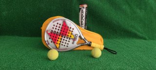 Pala de pádel con funda.