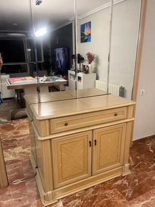 Mueble de salón con espejo