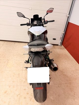 Kawasaki Z750 Naked Blanca y Negra