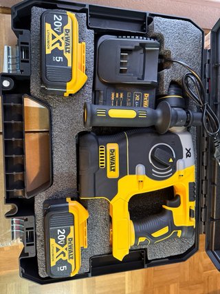 Taladro Percutor XR 20V