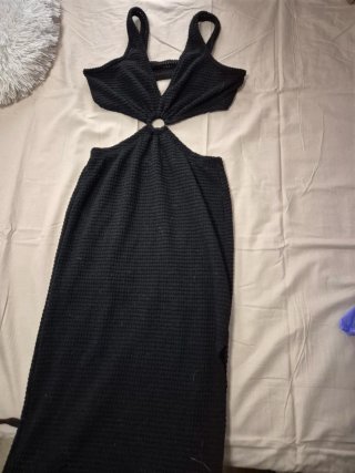 Vestido negro con aberturas