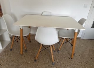 Mesa comedor y 4 sillas blancas