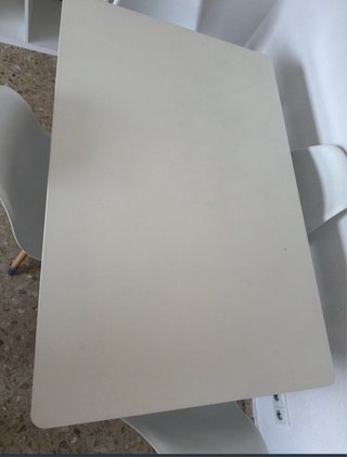 Mesa comedor y 4 sillas blancas