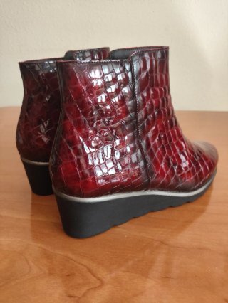 Botines charol efecto piel reptil