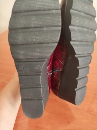 Botines charol efecto piel reptil