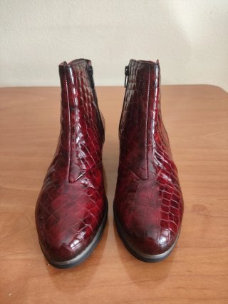 Botines charol efecto piel reptil