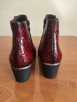 Botines charol efecto piel reptil
