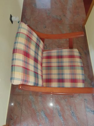 Silla de madera tapizada a cuadros