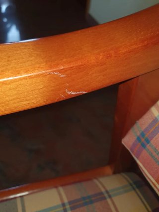 Silla de madera tapizada a cuadros