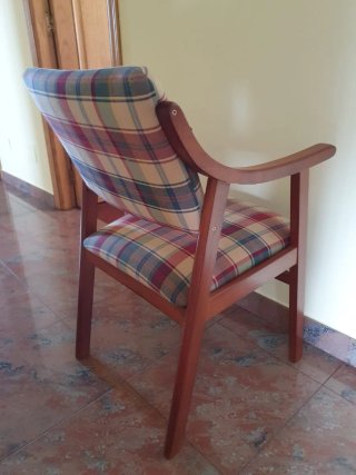 Silla de madera tapizada a cuadros