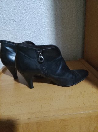 Botines de piel negros tacón con tapas de cuero nu