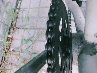 Bicicleta BMX blanca y naranja