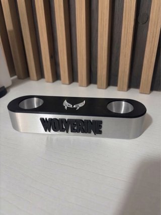 Soporte Individual Mando PS5 – Diseño Wolverine